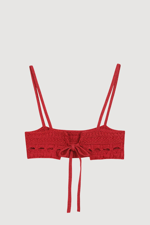 Chouetties by LUCKY CHOUETTE_뷔스티에 니트 탑(레드)은 캐주얼, 로맨틱, 미니멀 스타일을 모두 아우르는 여성 의류입니다. 봄, 여름 시즌에 어울리는 얇은 두께감과 부드러운 촉감의 코튼, 레이온 혼방 소재로 제작되었습니다. 뒷면 끈으로 오픈/클로징이 가능하며, 메탈사가 믹스되어 은은한 포인트를 더합니다. 망사 패턴과 크롭 기장의 민소매 디자인으로, 데이트룩, 카페룩, 휴가룩 등 다양한 TPO에 레이어드하여 개성 있는 스타일을 연출할 수 있습니다. 초승달 모티브 디자인이 돋보이는 슬림핏 뷔스티에 탑입니다.
