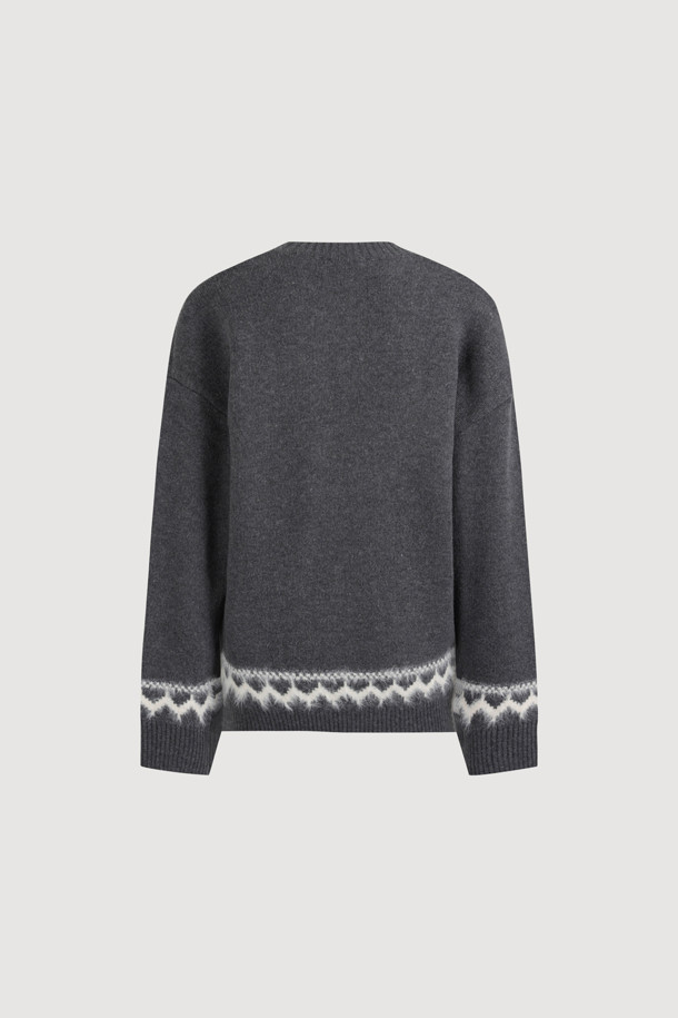 럭키슈에뜨(LUCKY CHOUETTE)의 Chouetties 노르딕 패턴 니트 풀오버(다크 그레이)는 가을, 겨울 시즌에 어울리는 여성용 상의입니다. 넉넉한 루즈핏 실루엣과 라운드넥 디자인으로 편안한 착용감을 선사하며, 울 혼방 소재로 제작되어 부드러운 촉감을 느낄 수 있습니다. 다크 그레이 컬러에 노르딕 패턴이 더해져 캐주얼하면서도 클래식한 분위기를 연출하며 캠핑룩, 집콕룩 등 다양한 TPO에 활용하기 좋습니다. 럭키 크레센트 문 모티브 패턴이 은은하게 포인트가 되어 미니멀한 스타일을 선호하는 분들께도 추천합니다. 긴소매 기장과 두꺼운 두께감으로 따뜻하게 착용할 수 있습니다.
