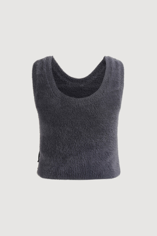 LUCKY CHOUETTE (럭키슈에뜨)의 Chouetties Wing Yarn 니트 베스트 (다크 블루)입니다. 슬림핏으로 떨어지는 크롭 기장의 여성 니트 베스트로, 봄, 가을에 착용하기 좋습니다. 헤어리한 촉감의 나일론 소재로 제작되었으며, 와이드한 U넥 디자인과 얇은 두께로 편안하게 착용할 수 있습니다. 럭키 크레센트 문 모티브 자수 포인트가 특징이며, 데이트룩, 봄 소풍룩 등 다양한 TPO에 활용 가능합니다. 단독 또는 이너 레이어드로 스타일리시하게 연출할 수 있으며, 캐주얼, 미니멀, 클래식 스타일을 즐겨 입는 분들께 추천합니다.
