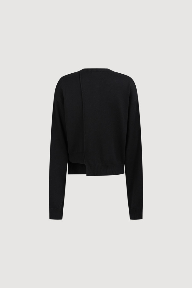 LUCKY CHOUETTE (럭키슈에뜨)의 언밸런스 니트 가디건 (black)입니다. 봄, 가을에 어울리는 캐주얼 스타일의 여성 의류로, 부드러운 아크릴과 코튼 혼방 소재로 제작되어 편안한 착용감을 선사합니다. 라운드넥에 루즈핏으로, 데이트룩 또는 카페룩에 잘 어울립니다. 세 가지 모양의 믹스된 단추와 좌우 언밸런스한 기장, 레터링 자수 포인트가 특징입니다. 미니멀하고 클래식한 무드를 연출하기 좋습니다.
