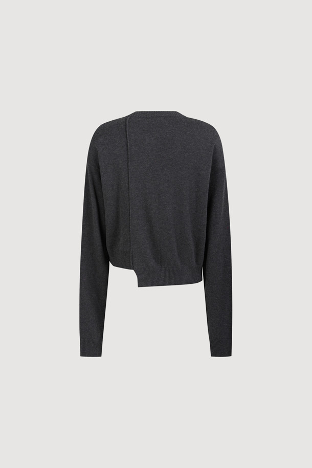 Chouetties by LUCKY CHOUETTE(슈에티 바이 럭키슈에뜨)_언밸런스 니트 가디건(다크 그레이)은 캐주얼한 스타일의 여성 니트 가디건입니다. 가을, 겨울에 착용하기 좋으며, 라운드넥에 루즈핏으로 편안하게 연출할 수 있습니다. 다크 그레이 컬러의 중간 두께 니트 소재로 제작되었으며, 언밸런스한 기장과 자수 레터링 포인트가 특징입니다. 세 가지 모양의 단추 디테일로 포인트를 더했으며, 데일리룩, 카페룩, 쇼핑룩 등 다양하게 활용 가능합니다. 아크릴과 코튼 혼방 소재로 제작되어 부드러운 촉감을 선사합니다.
