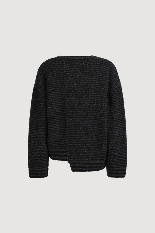 LUCKY CHOUETTE (럭키슈에뜨)의 Chouetties Unbalance Stripe 니트 가디건 (블랙)입니다. 울 소재의 두꺼운 두께감으로 가을, 겨울 시즌에 따뜻하게 착용할 수 있습니다. 캐주얼 스타일의 라운드넥 긴소매 크롭 기장 니트 가디건으로, 언밸런스한 기장과 스트라이프 패턴이 특징입니다. 싱글 버튼 여밈 방식이며, 럭키 슈에뜨의 시그니처, Lucky Crescent Moon 자수 포인트와 하트 모양 버튼 디테일로 포인트를 더했습니다. 데이트룩, 모임룩 등 다양한 TPO에 캐주얼, 클래식, 미니멀 스타일로 연출하기 좋습니다.
