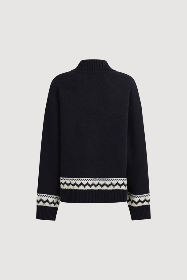 [Re-Order] 럭키슈에뜨_노르딕 패턴 하이넥 가디건 (다크 네이비)는 여성 의류로, 가을과 겨울에 따뜻하게 입을 수 있는 니트/스웨터입니다. 다크 네이비 컬러에 캐주얼, 빈티지 스타일을 더한 루즈핏 가디건으로, 하이넥 디자인과 긴 소매가 특징입니다. 두꺼운 울 소재로 제작되어 부드러운 촉감을 선사하며, 노르딕 패턴이 돋보입니다. 투웨이 지퍼와 아웃포켓 디테일, 럭키 크레센트 문 모티브가 돋보이며, 출근룩이나 모임룩, 캐주얼, 클래식, 미니멀 스타일 모두 소화 가능합니다.
