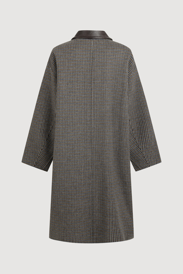 브라운 컬러의 Fake Leather Collar Check 롱 코트입니다. 클래식 무드의 체크 패턴과 코쿤핏으로 세련된 실루엣을 연출합니다. 두꺼운 두께감과 부드러운 촉감의 인조 가죽과 체크 원단 소재로 제작되었으며, 롱 코트 타입으로 가을, 겨울 시즌에 따뜻하게 착용할 수 있습니다. 카라와 포켓 부분의 워시드 가죽 디테일, 럭키 로고 패턴 안감, 두 종류의 버튼 믹스가 돋보입니다. 오피스룩, 모임룩, 데이트룩 등 다양한 TPO에 클래식, 미니멀, 시크 스타일로 활용해보세요.
