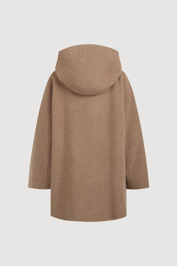 캐시미어 소재의 부드러운 촉감이 돋보이는 토글 후드 코트입니다. 낙타색(camel) 컬러의 루즈핏 디자인으로, 가을과 겨울에 따뜻하고 편안하게 착용할 수 있습니다. 히든 스냅과 토글 여밈 방식을 갖추었으며, 긴 소매와 하프 기장으로 제작되었습니다. 코트 안감에는 럭키(LUCKY) 로고 패턴이 적용되어 캐주얼하면서도 클래식한 무드를 연출합니다.
