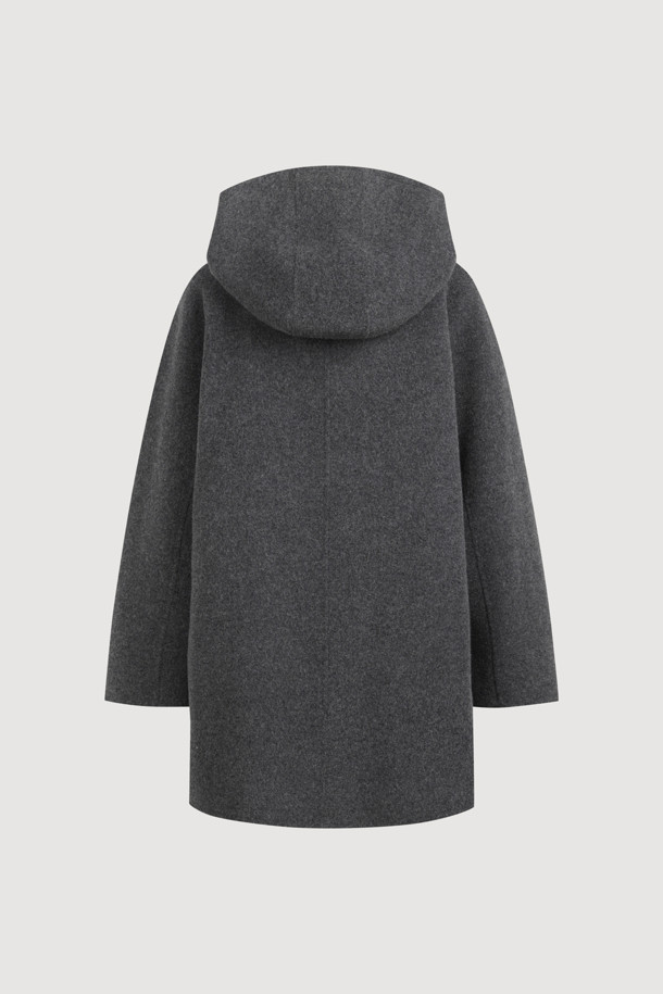 **토글 후드 코트 (grey)**는 캐시미어와 울 소재 혼방으로 제작되어 부드러운 촉감과 두꺼운 두께감으로 따뜻함을 선사하는 여성용 후드 코트입니다. 루즈핏 디자인과 하프 기장으로 편안한 착용감을 제공하며, 캐주얼, 클래식, 미니멀 스타일 모두 소화 가능합니다. 히든 스냅과 토글 여밈 방식, 긴소매 디자인으로 실용성을 더했으며, 안감에는 LUCKY 로고가 더해져 고급스러움을 더했습니다. 출근룩과 모임룩 모두에 어울리는 활용도 높은 아이템으로, 필링에 유의하여 관리하면 오랫동안 즐겨 입을 수 있습니다.
