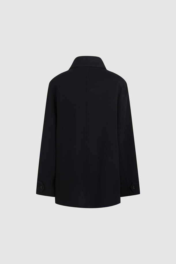 다크 네이비 컬러의 버클 칼라 하프 코트입니다. 캐시미어 10%와 울 소재를 혼방하여 부드러운 촉감을 선사하며, 가을과 겨울에 따뜻하게 착용할 수 있습니다. 힙을 덮는 하프 기장과 오버핏 디자인으로 편안하면서도 세련된 스타일을 연출해 줍니다. 버튼과 버클 여밈 방식, 빅 사이즈 아웃포켓 디테일이 돋보이며, 안감에는 LUCKY 로고 패턴이 적용되어 있습니다. 클래식, 캐주얼, 미니멀한 무드의 겨울 데일리룩, 오피스룩, 모임룩에 활용하기 좋습니다.
