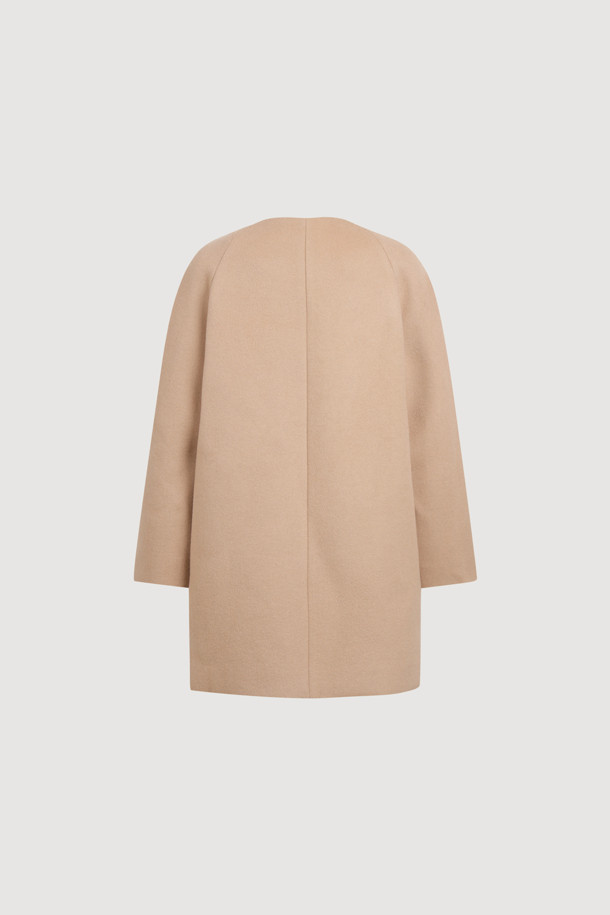 **라운드 넥 프릴 디테일 더블 코트 (베이지)**는 가을과 겨울, 여성의 우아함을 돋보이게 할 코트입니다. 부드러운 캐시미어와 울 소재, 두꺼운 두께감으로 포근하고 고급스러운 착용감을 선사합니다. 페미닌하고 클래식한 무드를 연출하며, 루즈핏 디자인과 하프 기장으로 편안함을 더했습니다. 더블 버튼 여밈 방식과 프릴, 리본 디테일, 로고 단추, 로고 패턴 안감으로 섬세한 디자인을 강조했습니다. 오피스룩, 출근룩, 모임룩 등 다양한 TPO에 클래식, 미니멀, 로맨틱 스타일로 매치하여 세련된 분위기를 연출해보세요.
