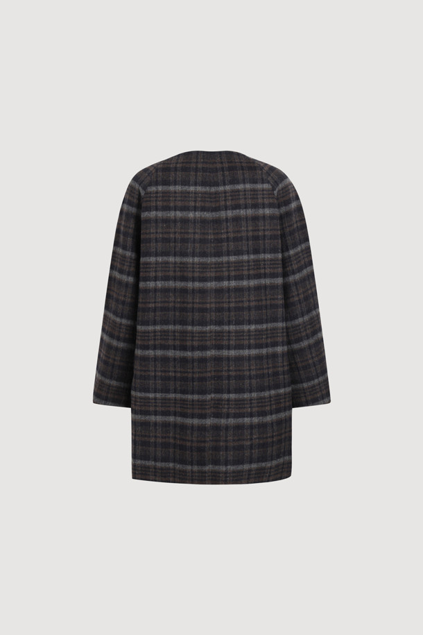 다크 네이비 컬러의 라운드 넥 프릴 디테일 더블 코트입니다. 캐시미어와 울 혼방 소재로 제작되어 부드러운 촉감과 뛰어난 보온성을 제공하며, 가을/겨울 시즌에 착용하기 좋습니다. 페미닌한 무드의 루즈핏으로, 톤온톤 체크 패턴과 로고 단추, 리본 디테일이 돋보입니다. 안감은 로고 패턴으로 마감되었으며, 더블 버튼 여밈과 긴 소매 기장으로 클래식하고 여성스러운 스타일을 연출합니다. 오피스룩, 모임룩, 데이트룩 등 다양한 TPO에 활용할 수 있습니다.
