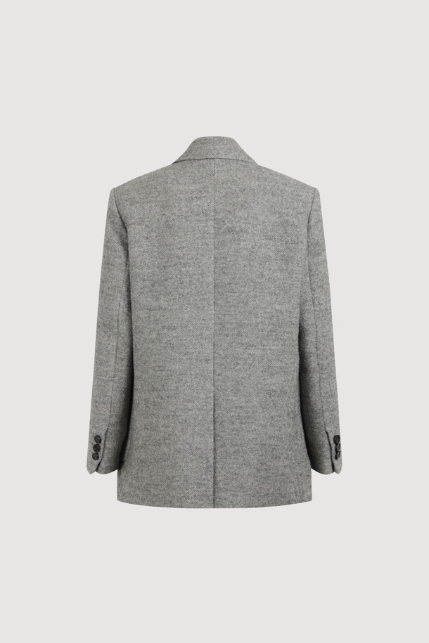 세련된 무드의 Suede Pocket 재킷형 코트(grey)입니다. 알파카, 캐시미어, 스웨이드 혼방 소재로 제작되어 가볍고 따뜻하며, 가을, 겨울 시즌에 착용하기 좋습니다. 매니쉬, 캐주얼, 유니크한 스타일을 연출하며, 헤링본 패턴과 힙 기장의 오버핏으로 트렌디함을 더했습니다. 소뿔 단추, 스웨이드 포켓, 가죽 와펜 장식, 레터링 테이프, 턴업 소매, 럭키 로고 패턴 안감 디테일이 돋보입니다. 겨울 데일리룩, 모임룩, 출근룩 등 다양한 TPO에 캐주얼, 클래식, 미니멀한 무드로 활용할 수 있습니다.
