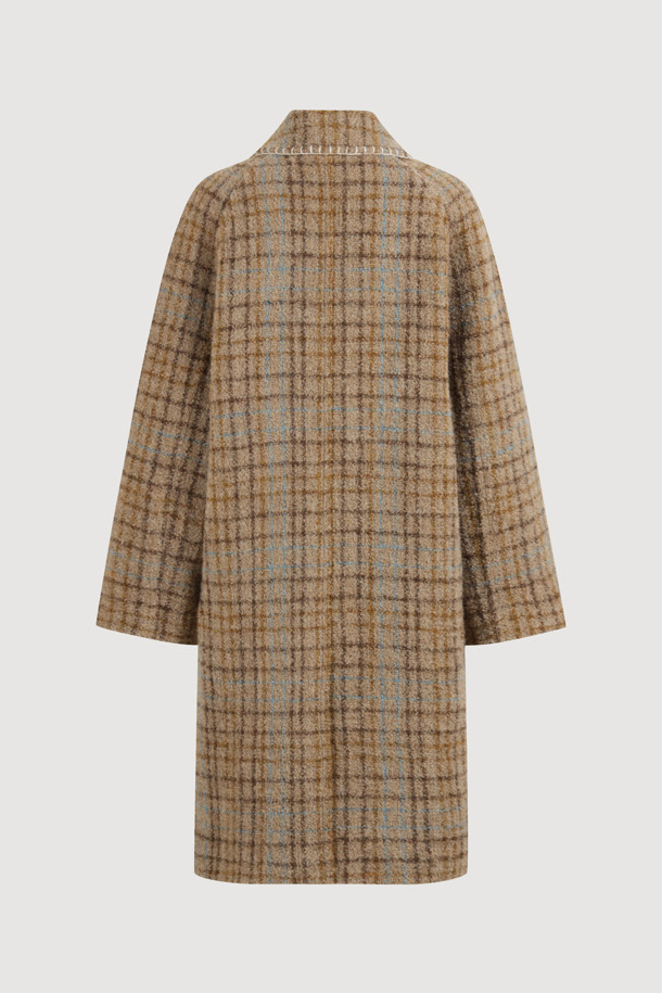 **Handlee 자수 체크 코트 (브라운)**는 가을과 겨울, 당신의 스타일을 책임질 여성용 코트입니다. 부드러운 알파카 혼방 소재와 두꺼운 두께감으로 따뜻하고 포근한 착용감을 선사하며, 무릎 기장의 코쿤핏으로 편안하면서도 세련된 실루엣을 연출합니다. 캐주얼, 클래식, 미니멀 스타일 모두 소화 가능한 활용도 높은 아이템으로, 출근룩이나 모임룩에 돋보이는 포인트를 더해줍니다. 브라운 컬러의 체크 패턴에 자수 장식과 LUCKY 로고 패턴 안감, 카라 디테일, 혼합 단추를 사용하여 디테일까지 놓치지 않았습니다.
