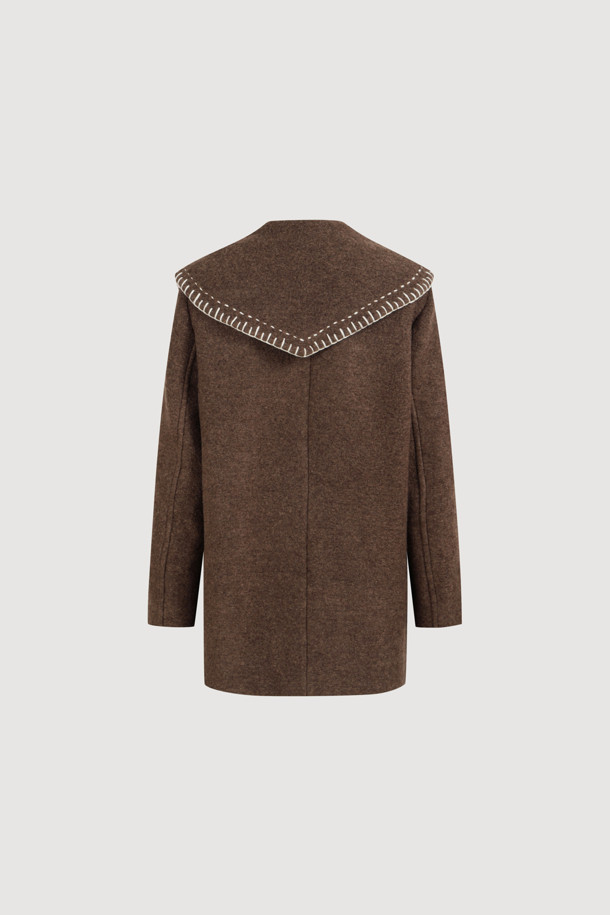 세일러 디자인의 스티치 자수 브라운 코트입니다. 울 소재에 두꺼운 두께감으로 가을, 겨울 시즌 따뜻하게 착용 가능하며, 오버핏으로 제작되어 편안한 착용감을 선사합니다. 와이드 카라와 핸드 스티치 장식이 돋보이며, 'LUCKY' 로고 패턴 안감으로 세련된 포인트를 더했습니다. 클래식, 캐주얼, 미니멀 스타일을 모두 소화하며, 출근룩과 모임룩에 활용하기 좋습니다. 싱글 버튼 여밈 방식으로 간편하게 스타일링할 수 있는 하프 기장의 긴 소매 코트입니다.
