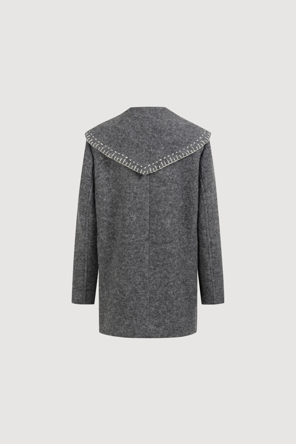 **Stitch 자수 세일러 코트 (grey)**

세련된 무드의 여성용 아우터, 스티치 자수 세일러 코트 (grey)입니다. 클래식과 캐주얼 스타일을 아우르는 디자인으로, 가을과 겨울에 따뜻하게 착용할 수 있습니다. 울 소재로 제작되어 두꺼운 두께감을 자랑하며, 하프 기장의 오버핏으로 편안한 착용감을 선사합니다. 와이드 카라와 핸드 스티치 자수 장식이 돋보이며, LUCKY 로고 패턴 안감과 이탈리아 제작으로 높은 퀄리티를 보장합니다. 출근룩, 모임룩, 데이트룩 등 다양한 TPO에 활용하여 미니멀하고 세련된 스타일을 연출해보세요.
