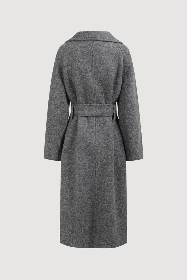 세련된 무드의 여성용 "Asymmetry Collar Long Coat" (그레이)입니다. 울 소재로 제작되어 부드럽고 폭신한 촉감과 함께 가을, 겨울 시즌 따뜻하게 착용할 수 있습니다. 비대칭 카라 디자인과 롱 기장, 여유로운 스트레이트 핏으로 스타일리시함과 모던함을 동시에 연출합니다. 안감에는 "LUCKY" 로고 패턴이 더해져 고급스러운 포인트를 더했으며, 앞 중심 단추 클로징으로 간편하게 착용 가능합니다. 출근룩, 오피스룩, 모임룩 등 다양한 TPO에 클래식, 미니멀, 시크한 스타일로 연출해보세요.
