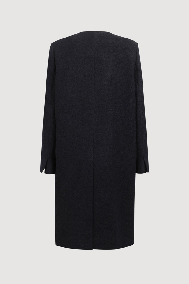 다크 네이비 컬러의 Center Frill 라운드 넥 코트입니다. 페미닌과 캐주얼 무드를 동시에 연출할 수 있으며, 가을과 겨울에 따뜻하게 입을 수 있는 두꺼운 울 소재로 제작되었습니다. 드롭 숄더, 프릴 디테일, 금속 단추, 로고 패턴 안감, 포켓 디테일이 돋보이는 롱 기장의 싱글 버튼 코트입니다. 데이트룩, 오피스룩, 모임룩 등 다양한 TPO에 활용 가능하며, 클래식, 미니멀, 캐주얼 스타일을 즐기는 여성에게 추천합니다.
