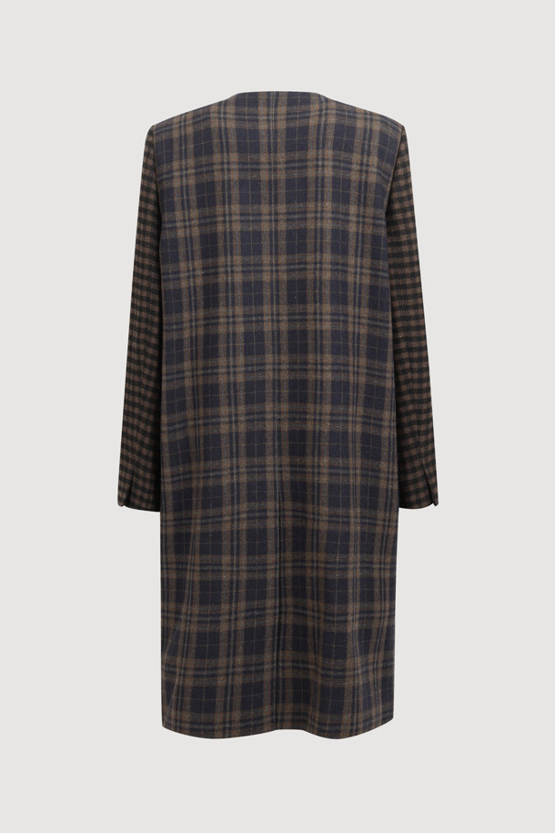 센터 프릴 라운드 넥 코트 (멀티 컬러)는 페미닌하고 캐주얼한 스타일을 동시에 연출할 수 있는 여성용 코트입니다. 가을과 겨울에 어울리는 두꺼운 울 소재로 제작되어 부드러운 촉감을 선사하며, 오버핏 롱 기장으로 편안한 착용감을 제공합니다. 체크 패턴과 드롭 숄더, 프릴 디테일이 특징이며, 금속 단추와 로고 패턴 안감, 포켓 디테일로 세련됨을 더했습니다. 싱글 버튼 여밈 방식의 라운드 넥 코트로, 데이트룩, 모임룩, 출근룩 등 다양한 TPO에 클래식, 캐주얼, 미니멀 스타일로 활용 가능합니다.
