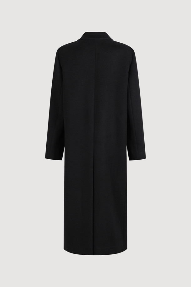 [Atelier] 갱 칼라 더블 롱 코트 (블랙)는 시크하고 미니멀한 스타일을 추구하는 여성들을 위한 아우터입니다. 가을과 겨울, 출근룩, 오피스룩, 겨울 데일리룩에 어울리는 이 코트는 부드러운 캐시미어와 울 소재로 제작되어 뛰어난 착용감을 선사합니다. 갱 칼라 디자인과 럭키슈에뜨 로고 소뿔 단추, 자수 디테일이 고급스러움을 더하며, ATELIER 컬렉션 로고 패턴 안감으로 소장 가치를 높였습니다. 박시핏의 롱 기장, 더블 버튼 여밈 방식의 더블 코트로, 시크하고 클래식한 스타일을 완성해보세요.
