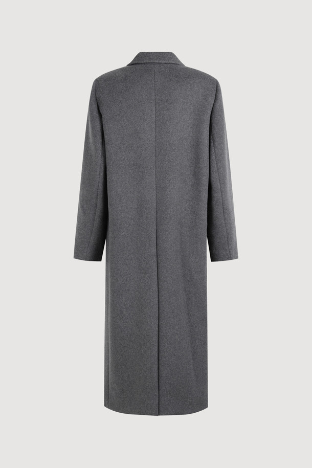 [Atelier] 갱 칼라 더블 롱 코트 (다크 그레이)는 시크하고 심플한 스타일을 추구하는 당신을 위한 겨울 아우터입니다. 캐시미어와 울 혼방 소재로 제작되어 부드러운 촉감과 우수한 보온성을 자랑하며, 롱 기장과 박시 핏으로 세련된 실루엣을 연출합니다. 더블 버튼 여밈 방식과 갱 칼라 디자인이 특징이며, 럭키슈에뜨 로고 소뿔 단추와 자수 디테일로 고급스러움을 더했습니다. [Atelier] 컬렉션 로고 패턴 안감으로 완성도를 높인 이 코트는 겨울 데일리룩, 오피스룩, 모임룩 등 다양한 TPO에 활용하기 좋습니다.
