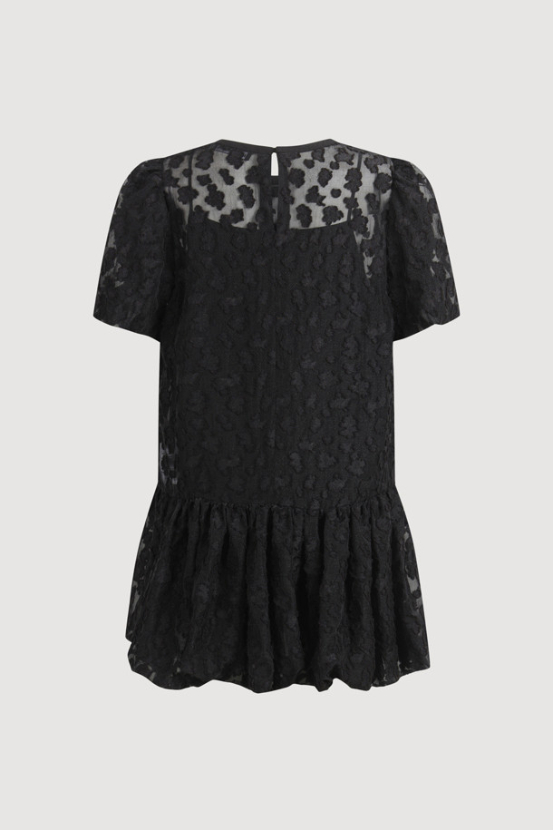 볼륨 슬리브 자카드 드레스 (블랙)는 페미닌하고 클래식한 무드를 자아내는 여성용 미니 원피스입니다. 봄, 여름, 가을 시즌에 어울리는 얇은 두께감과 부드러운 촉감의 자카드 소재로 제작되었습니다. A라인 핏에 라운드넥 디자인, 볼륨 슬리브 소매 기장이 특징이며, 속슬립이 포함되어 편안하게 착용할 수 있습니다. 데이트룩, 카페룩, 모임룩 등 다양한 TPO에 잘 어울리며, 클래식, 미니멀, 로맨틱 스타일을 즐기는 분들께 추천합니다. 뒷넥 단추 여밈과 레이어드 가능한 디자인으로 활용도를 높였습니다.
