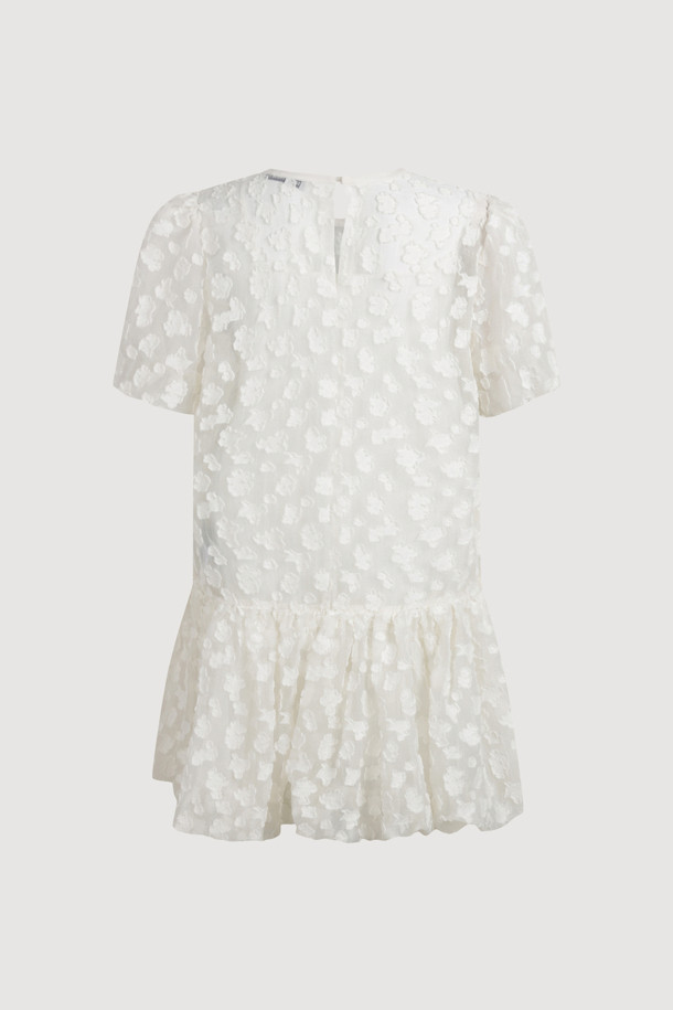 볼륨 슬리브 자카드 원피스 (아이보리)는 페미닌하고 클래식한 무드를 연출하는 여성 미니 원피스입니다. 봄, 여름 시즌에 어울리는 얇은 두께감과 부드러운 촉감의 자카드 소재로 제작되었으며, A라인 치마 핏과 미니 기장으로 사랑스러운 실루엣을 선사합니다. 볼륨감 있는 소매와 입체적인 자카드 패턴이 돋보이며, 라운드넥 디자인에 뒷넥 단추 여밈으로 간편하게 착용할 수 있습니다. 데이트룩, 카페룩, 모임룩 등 다양한 TPO에 맞춰 클래식, 미니멀, 로맨틱한 스타일을 연출해보세요. 속슬립이 포함되어 있어 비침 걱정 없이 편안하게 즐길 수 있습니다.
