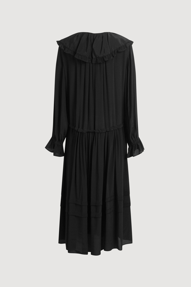 세일러 카라 원피스 (블랙)는 페미닌하면서도 캐주얼한 무드를 연출하는 여성 의류입니다. 폴리 크레이프 소재로 제작되어 깔끔한 촉감을 선사하며, 사계절 내내 착용 가능합니다. 롱 기장의 루즈핏으로 편안한 착용감을 제공하며, 허리 스트링 디테일로 허리 라인을 잡아줍니다. 세일러 카라와 소매 셔링 밴딩, 카라 셔링 디테일이 특징이며, 데이트룩이나 카페룩에 잘 어울립니다. 미니멀하고 로맨틱한 스타일을 즐기는 분들께 추천합니다.
