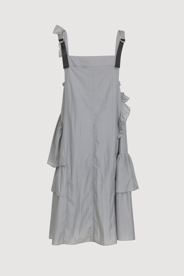 민트 컬러의 [Re-Order] 러플 포인트 민소매 롱 드레스입니다. 부드러운 나일론 소재로 제작되어 은은한 광택감이 돋보이며, 루즈핏 플레어 디자인으로 우아한 실루엣을 연출합니다. 비대칭 프릴 디테일과 어깨 비죠 장식이 여성스러운 포인트를 더하고, 끈 길이 조절이 가능하여 편안하게 착용할 수 있습니다. 데이트룩, 여행룩, 휴가룩 등 다양한 TPO에 클래식, 미니멀, 로맨틱 스타일로 연출해보세요. 봄, 여름 시즌에 어울리는 롱 원피스로, 당신의 스타일을 한층 더 돋보이게 해줄 것입니다.
