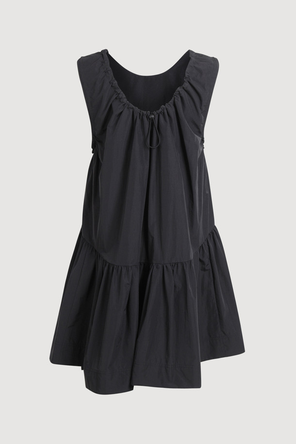 A 라인 미니 드레스 (블랙)는 여성스러운 실루엣을 연출하는 A라인 핏의 미니 원피스입니다. 봄, 여름, 가을 세 계절 모두 활용 가능하며, 데이트룩, 동네 마실룩, 카페룩 등 다양한 TPO에 적합합니다. 캐주얼, 미니멀, 스트리트 스타일을 모두 아우르는 디자인으로, 무지 패턴의 블랙 컬러가 시크한 매력을 더합니다. 나일론 소재로 제작되어 편안한 착용감을 선사하며, 민소매 디자인으로 시원하게 입을 수 있습니다. 포켓 디테일과 레이어드 연출이 가능하며, 워싱 가공을 거쳐 자연스러운 분위기를 자아냅니다.
