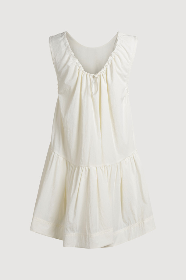 A 라인 미니 드레스 (아이보리)는 크리에이티브하며 클래식한 감성을 선사하는 여성용 캐주얼 원피스입니다. 나일론 혼방 소재로 제작되어 워싱감 있는 촉감을 느낄 수 있으며, A라인 핏과 미니 기장으로 여성스러운 실루엣을 연출합니다. 라운드넥과 민소매 디자인으로 시원하고 활동적인 느낌을 주며, 포켓 디테일이 실용성을 더합니다. 데이트룩, 카페룩, 쇼핑룩 등 다양한 TPO에 맞춰 클래식, 미니멀, 캐주얼 스타일을 완성해보세요. 안감은 IVX에 있으며, 단독 또는 레이어드하여 다양한 스타일을 연출할 수 있습니다.
