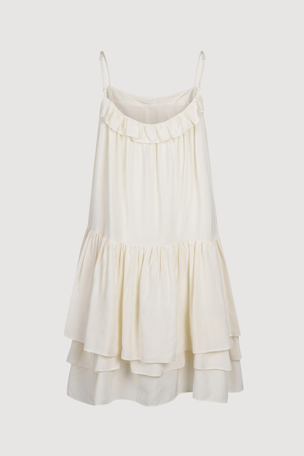 프릴 디테일 슬립 드레스 (light beige)는 모달 소재로 제작되어 부드러운 촉감이 특징인 여성용 슬립 원피스입니다. 은은한 라이트 베이지 컬러의 무지 디자인으로, 얇고 가벼운 두께감 덕분에 봄, 여름 시즌에 시원하게 착용할 수 있습니다. 어깨끈 조절이 가능하며, 셔링 & 프릴 디테일로 페미닌한 무드를 더했습니다. 데이트룩, 카페룩, 휴가룩 등 다양한 TPO에 미니멀, 로맨틱, 리조트 스타일로 연출해보세요. 루즈핏으로 편안하면서도 여성스러운 실루엣을 선사합니다.
