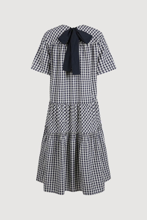 [Re-Order] Frill Colored Half Sleeve Long Dress (navy)는 시원한 촉감의 네이비 컬러 원피스로, 여름철 캐주얼 스타일을 연출하기에 좋습니다. 라운드넥에 A라인 핏, 반소매 맥시 기장으로 편안하면서도 여성스러운 실루엣을 선사합니다. 양쪽 포켓과 셔링 디테일, 뒷넥 배색 리본으로 포인트를 더했으며, 안감이 있어 비침 걱정 없이 착용 가능합니다.
