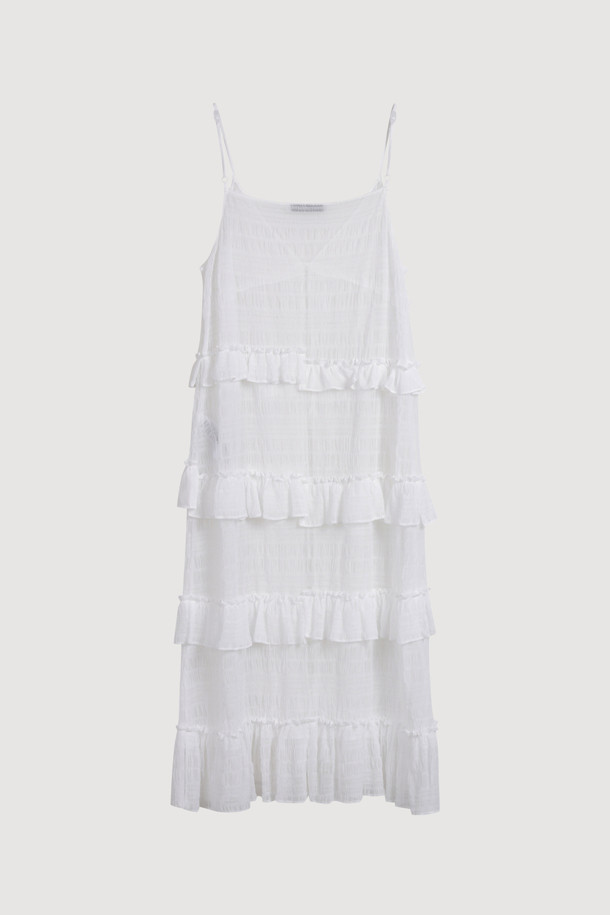 화이트 컬러의 [Re-Order] Sleeveless Frill Dress는 여름을 위한 데일리 및 캐주얼 스타일의 슬리브리스 프릴 드레스입니다. 부드러운 레이스 소재에 도트 패턴이 더해져 여성스러운 무드를 자아내며, 루즈핏 A라인 실루엣과 얇은 두께감으로 시원하게 착용할 수 있습니다. 비대칭 셔링 및 프릴 디테일, 레이어드 스타일링이 가능한 디자인으로, 다양한 스타일 연출이 용이합니다.
