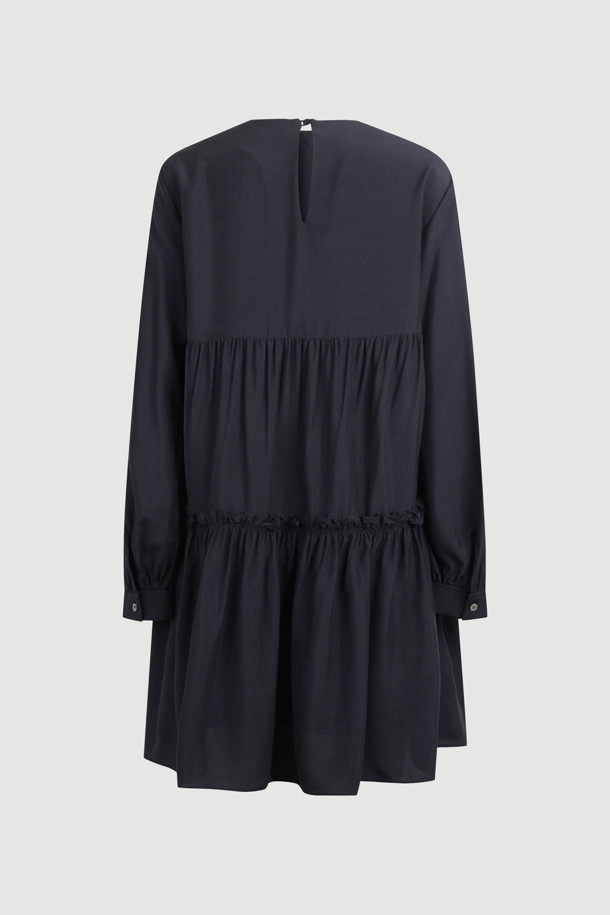 다크 네이비 컬러의 셔링 디테일 라운드넥 원피스입니다. 부드러운 레이온 소재로 제작되어 편안한 착용감을 선사하며, 루즈핏과 플레어 A라인 치마가 자연스러운 실루엣을 연출합니다. 허리선 아래 셔링으로 볼륨감을 더하고, 허리 부분 로고 테이프로 포인트를 주었습니다. 긴 소매와 뒷넥 단추 여밈으로 클래식하면서도 캐주얼한 분위기를 자아내 데이트룩, 모임룩, 또는 미니멀한 스타일을 연출하고 싶은 날에 적합합니다. 사계절 내내 활용 가능한 실용적인 아이템입니다.
