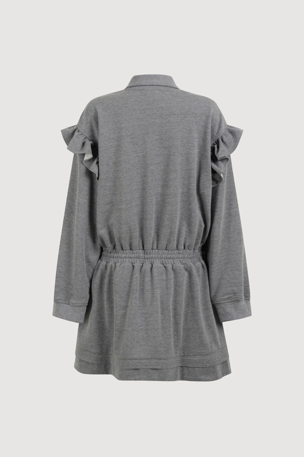 멜란지 그레이 색상의 숄더 러플 하이넥 원피스입니다. 부드러운 쮸리 소재로 제작되어 편안한 착용감을 선사하며, 루즈핏으로 활동성을 높였습니다. 어깨 러플 디테일과 허리 스트링, 스커트 밑단 레이어드가 디자인의 특징이며, 레터링 와펜으로 포인트를 더했습니다. 하이넥 디자인과 긴 소매, 미니 기장으로 캐주얼하면서도 스포티한 느낌을 연출하며, 동네 마실룩이나 데이트룩에 적합합니다. 허리 스트링으로 실루엣 조절이 가능하며, 오버 니삭스와 운동화를 매치하여 스타일리시하게 연출해보세요.
