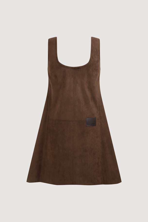 페이크 스웨이드 미니 드레스 (브라운)는 캐주얼 및 클래식 스타일을 모두 아우르는 여성용 미니 원피스입니다. 부드러운 촉감의 스웨이드 소재로 제작되었으며, 얇은 두께감으로 가을, 겨울 시즌에 활용하기 좋습니다. U넥 디자인에 세미 A라인 핏으로 여성스러운 실루엣을 연출하며, 앞 중심 지퍼 여밈과 뒤판 개발 텍션지 포인트가 특징입니다. 데이트룩, 카페룩 등 다양한 TPO에 매치하여 다채로운 스타일을 완성할 수 있으며, 다양한 이너 레이어드를 통해 개성 있는 스타일링을 즐길 수 있습니다.
