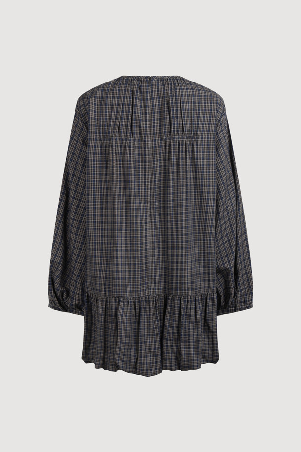 포켓 포인트 체크 미디 드레스 (멀티 컬러)는 페미닌하고 유니크한 매력을 선사하는 여성용 미디 원피스입니다. 데님 소재의 체크 패턴으로 클래식하면서도 로맨틱한 스타일을 연출하며, 긴 소매와 여유로운 핏으로 편안함을 더했습니다. 앞뒤 가슴 셔링 디테일과 포켓, 리본 장식으로 포인트를 더했으며, 뒤 중심 지퍼로 간편하게 착용할 수 있습니다. 데이트룩, 카페룩, 모임룩 등 다양한 TPO에 활용 가능한 스마트 캐주얼 스타일의 원피스입니다.
