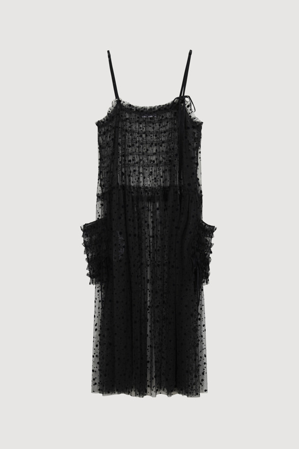 도트 플로킹 슬립 드레스 (블랙)는 부드러운 벨벳 소재에 도트 무늬가 더해져 우아하고 로맨틱한 분위기를 연출하는 슬립 원피스입니다. 스퀘어 넥과 민소매 디자인으로 여성스러운 실루엣을 강조하며, 셔링 및 프릴 디테일이 섬세함을 더합니다. 벨벳 테이프 장식과 여유 있는 루즈핏으로 편안하면서도 세련된 스타일을 완성합니다. 데이트룩, 모임룩 또는 파티룩에 활용하여 특별한 날을 더욱 돋보이게 할 수 있습니다. 봄, 여름, 가을 계절에 활용 가능하며 클래식, 미니멀 스타일을 즐겨 입는 고객에게 추천합니다.
