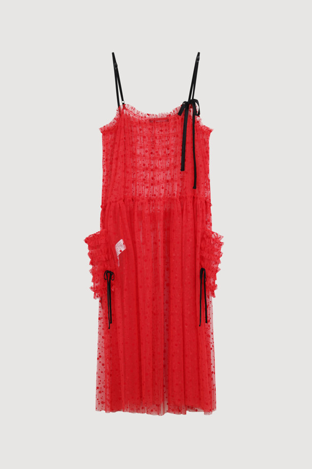 도트 플로킹 슬립 드레스 (레드)는 여성스러운 매력을 극대화하는 슬립 원피스입니다. 얇은 두께감과 루즈핏으로 편안한 착용감을 선사하며, 봄, 여름 시즌에 적합합니다. 셔링, 프릴 디테일과 벨벳 테이프 장식, 플레어 치마 라인이 페미닌한 무드를 더합니다. 스트랩 넥 라인과 민소매 디자인으로 시원함을 강조하며, 데이트룩, 휴가룩, 모임룩 등 다양한 TPO에 로맨틱하고 클래식한 스타일을 연출할 수 있습니다. 여유로운 실루엣과 도트 패턴이 세련된 느낌을 주는 이 원피스로 당신만의 스타일을 완성해 보세요.
