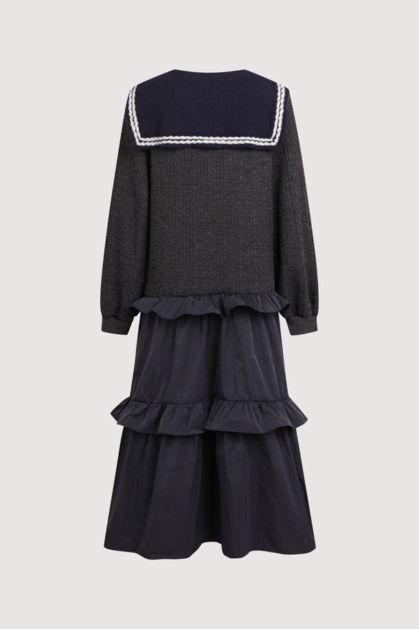 **마테리얼 믹스 세일러 롱 드레스 (멀티 컬러)**는 니트와 우븐 소재의 믹스 매치로 제작되어 부드러운 촉감과 따뜻함을 선사합니다. 세일러 칼라와 꽈배기 패턴, 배색 스트라이프 디테일이 캐주얼하면서도 걸리시한 분위기를 연출합니다. 루즈핏 A라인 실루엣에 긴 소매 기장과 두꺼운 두께감으로 가을, 겨울 시즌 데이트룩, 모임룩으로 활용하기 좋습니다. 다양한 멀티 컬러 배색으로 포인트를 더해 클래식한 스타일까지 소화 가능한 매력적인 세일러 원피스입니다.
