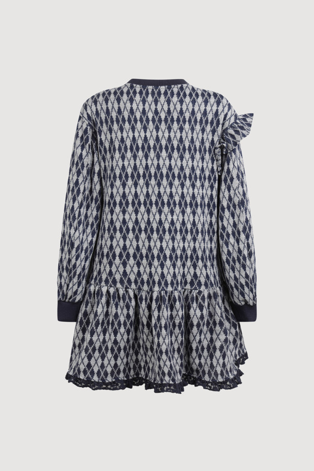 네이비 컬러의 아가일 패턴 프릴 원피스입니다. 부드러운 기모 소재로 제작되어 겨울에도 따뜻하게 착용 가능하며, 루즈핏 A라인 실루엣으로 편안함을 더했습니다. 라운드넥 디자인에 프릴 장식과 배색 프릴 디테일이 여성스러운 분위기를 연출합니다. 데이트룩, 모임룩, 캐주얼, 클래식, 걸리시 스타일 모두 소화 가능한 단독 착용 가능한 원피스입니다.
