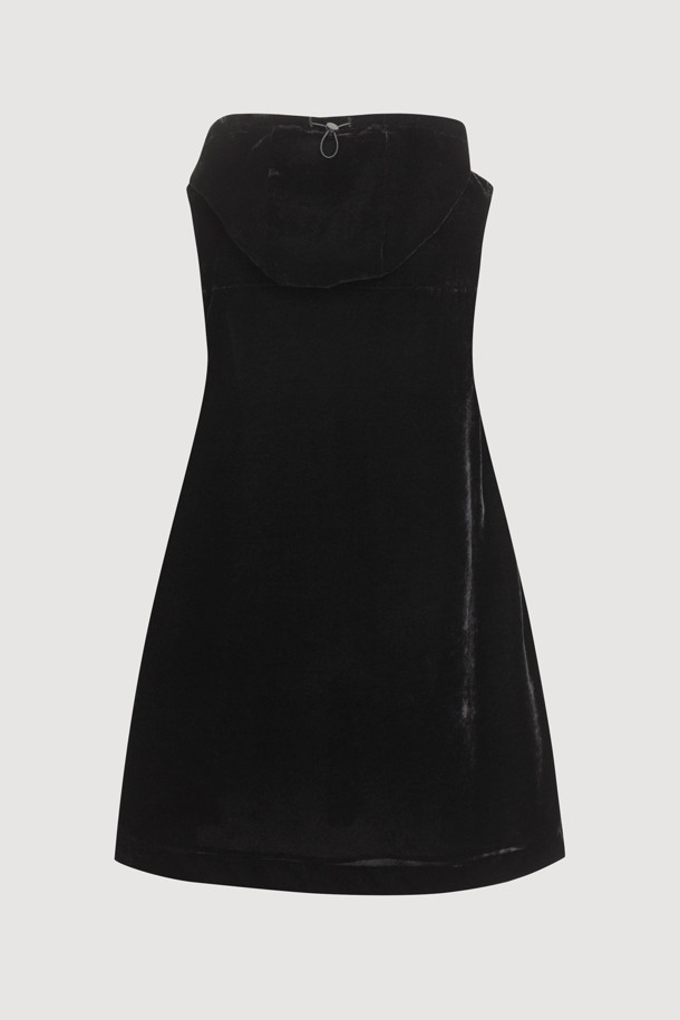 벨벳 후드 미니 원피스 (블랙)는 가을과 겨울, 데이트룩과 연말 모임룩에 어울리는 여성용 미니 원피스입니다. 부드러운 벨벳 소재로 제작되어 따뜻하고 포근한 착용감을 선사하며, A라인 핏으로 편안하면서도 여성스러운 실루엣을 연출합니다. 캐주얼, 스트리트, 미니멀 스타일 모두 소화 가능하며, 후드, 포켓, 러플 디테일과 와펜 장식, 하프 지퍼 여밈으로 포인트를 더했습니다. 민소매 디자인으로 다양한 레이어드 스타일링이 가능하여 활용도가 높습니다.
