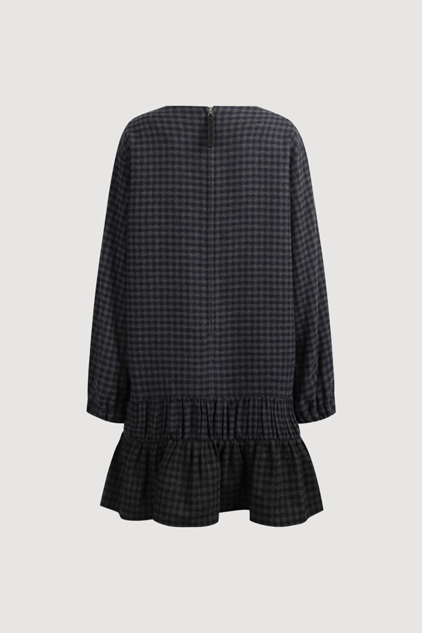 **[Atelier] 컬러드 체크 미니 드레스**는 울 50% 함유된 두꺼운 소재로 제작되어 가을, 겨울에 따뜻하게 착용할 수 있는 여성용 원피스입니다. 클래식하고 유니크한 무드의 멀티 컬러 체크 패턴이 돋보이며, A라인 핏과 미니 기장으로 걸리시한 스타일을 연출합니다. 뒤 중심 지퍼와 아틀리에 자수 장식, 가죽 슬라이더 디테일이 돋보이며, 데이트룩, 모임룩, 겨울 데일리룩 등 다양한 TPO에 활용 가능합니다. 필링(보풀)에 주의하여 관리하면 오랫동안 클래식하고 미니멀한 스타일을 즐길 수 있습니다.
