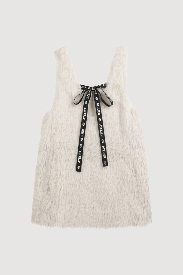 [Atelier] 페이크 퍼 미니 드레스 (ivory)는 여성용으로, 가을과 겨울에 따뜻하고 포근하게 입을 수 있는 캐주얼하고 유니크한 스타일의 원피스입니다. 톤 다운된 아이보리 컬러의 페이크 퍼 소재로 제작되어 부드러운 촉감을 선사하며, A라인 핏과 미니 기장으로 사랑스러운 실루엣을 연출합니다. 라운드넥 디자인에 앞 포켓 아틀리에 자수 장식과 뒷판 아틀리에 로고 테이프 리본, 레이스 디테일이 더해져 고급스러움을 더합니다. 기본 티셔츠와 함께 매치하여 겨울 데일리룩, 데이트룩, 모임룩 등 다양한 TPO에 맞춰 캐주얼, 클래식, 미니멀한 스타일을 연출해보세요.
