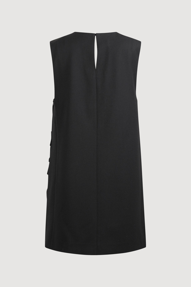 [Atelier] 리본 포인트 미니 드레스 (black)는 여성 고객을 위한 클래식 스타일의 미니 원피스입니다. 울 블렌디드 소재로 제작되어 사계절 내내 착용 가능하며, 슬림핏 일자핏으로 떨어지는 라인이 특징입니다. 블랙 컬러의 무지 디자인에 라운드넥과 민소매 디자인이 시크한 분위기를 연출합니다. 리본 장식과 옆 라인 셔링 디테일이 여성스러움을 더하며, 옆 지퍼로 편안하게 착용할 수 있습니다. 데이트룩, 모임룩, 소개팅룩 등 다양한 TPO에 활용 가능한 하이브리드 스마트 캐주얼 스타일의 원피스입니다. 마찰과 올 뜯김에 주의하여 착용하십시오.
