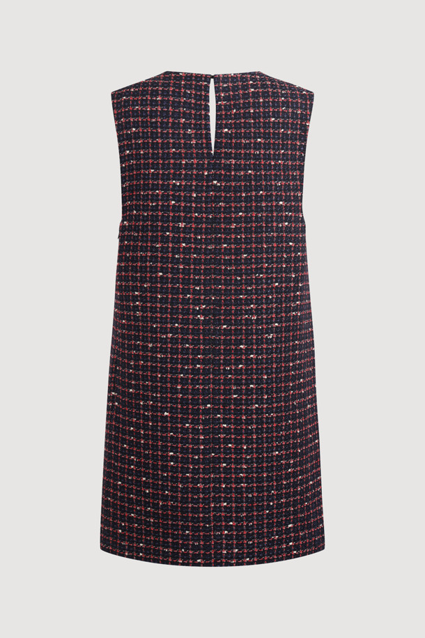 **[Atelier] 리본 포인트 미니 드레스 (navy)**는 가을, 겨울 시즌 엘레강스한 스타일을 연출하는 여성 의류입니다. 울 블렌디드 트위드 소재의 네이비 컬러 체크 패턴으로, 슬림핏 일자핏의 미니 기장 치마 타입입니다. 라운드넥 민소매 디자인이며, 리본 장식과 셔링 디테일, 옆 지퍼로 포인트를 더했습니다. 데이트룩, 모임룩, 연말 모임룩 등 특별한 날, 클래식, 미니멀, 걸리시한 무드로 연출하기 좋습니다. 올뜯김 및 마찰에 주의하여 착용하십시오.
