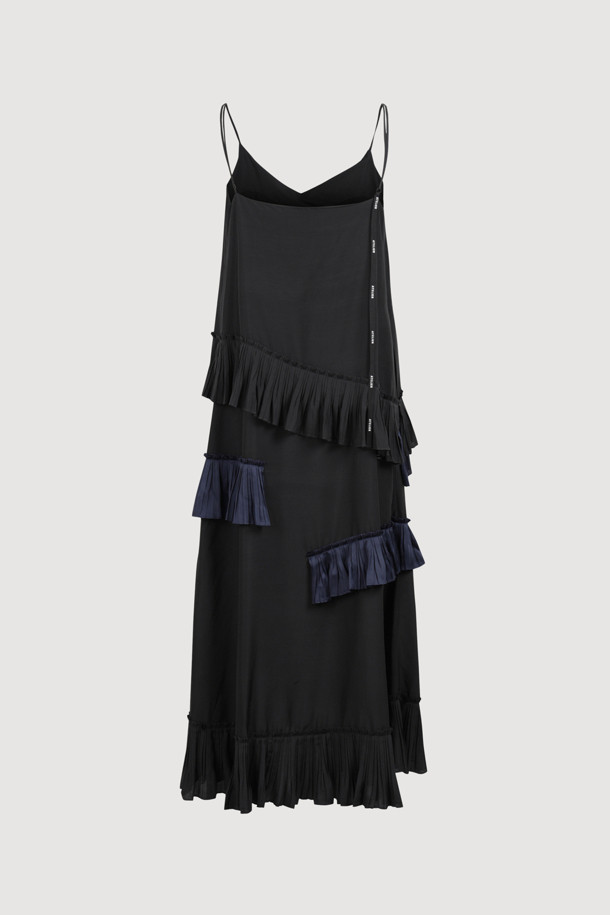 [Atelier] 플리츠 포인트 슬립 드레스 (블랙)는 여성스러운 실루엣을 강조하는 A라인 맥시 원피스입니다. 부드러운 레이온 소재로 제작되어 편안한 착용감을 선사하며, 사계절 내내 활용 가능한 실용적인 아이템입니다. 플리츠 디테일이 유니크한 포인트를 더하고, 비대칭 절개선과 사이드 트임이 세련된 무드를 연출합니다. 스트랩 네크라인과 어깨끈 길이 조절 기능으로 체형에 맞게 핏을 조절할 수 있으며, 아틀리에 레터링 테이프 디테일이 은은한 포인트를 더합니다. 데이트룩, 카페룩, 모임룩 등 다양한 TPO에 클래식하고 미니멀한 스타일을 연출해보세요.
