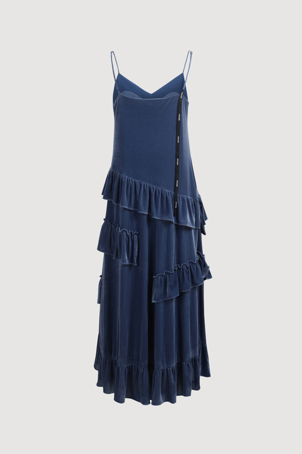 [Atelier] 벨벳 슬립 롱 드레스는 부드러운 벨벳 소재로 제작되어 은은한 광택과 고급스러운 분위기를 자아냅니다. 스퀘어넥과 A라인 실루엣, 루즈핏으로 편안하면서도 우아한 스타일을 연출하며, 민소매 디자인과 얇은 두께감으로 가을, 겨울 시즌 레이어드 룩에도 활용하기 좋습니다. 비대칭 절개선과 프릴 디테일, 사이드 트임이 돋보이며, 어깨끈 길이 조절이 가능하여 체형에 맞게 핏을 조절할 수 있습니다. 데이트룩, 연말 모임룩 등 특별한 날, 클래식하면서도 로맨틱한 무드를 더해줄 아이템입니다. 아틀리에 레터링 테이프로 섬세함을 더했습니다.
