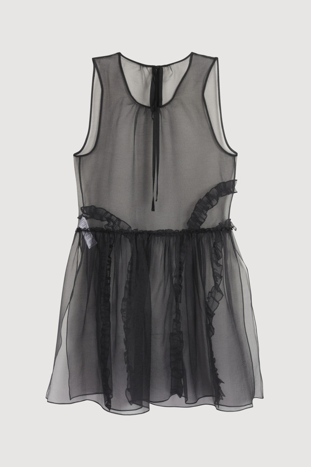 블랙 색상의 Sleeveless Layering Frill Dress (슬리브리스 레이어링 프릴 드레스)입니다. 얇은 두께감의 오간자 소재로 제작되어 봄, 여름 시즌에 시원하게 착용하기 좋습니다. 캐주얼하고 유니크한 무드를 연출하며, 비대칭 셔링 디테일과 레이어드 스타일의 프릴 치마가 특징입니다. 뒤 테이프 장식으로 포인트를 더했으며, 루즈핏으로 편안한 착용감을 선사합니다. 데이트룩, 카페룩, 여행룩 등 다양한 TPO에 맞춰 스타일리시하게 연출할 수 있습니다. 미니멀, 로맨틱, 캐주얼 스타일을 즐겨 입는 여성분들께 추천합니다.
