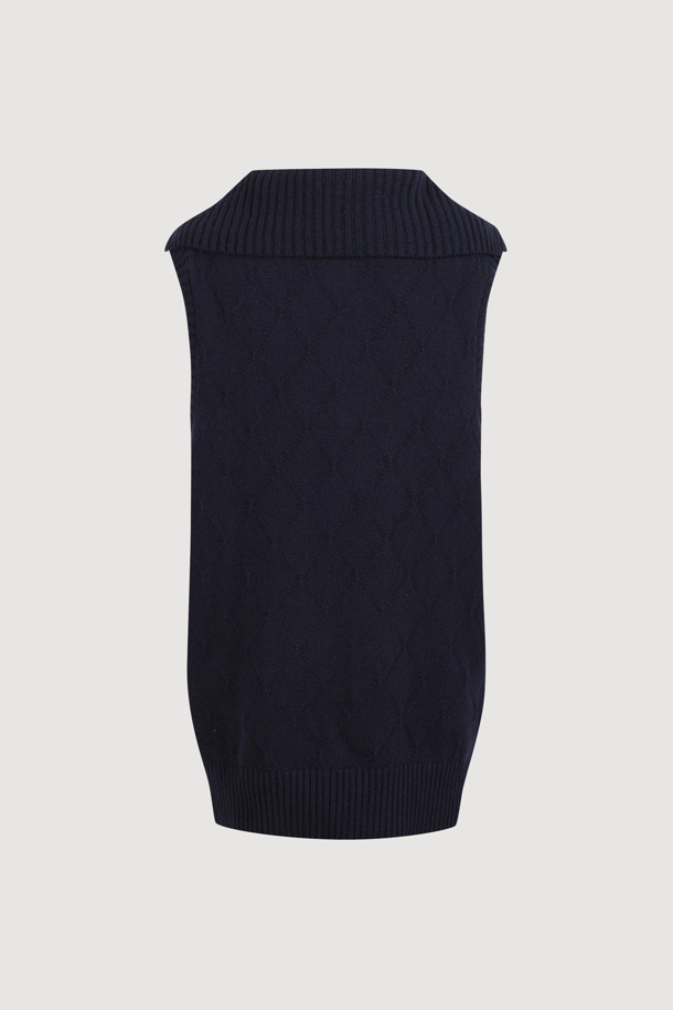 베스트  knit 드레스 (dark navy)는 부드러운 울, 나일론, 캐시미어 혼방 소재로 제작되어 포근한 착용감을 선사합니다. 톤 다운된 다크 네이비 컬러와 아가일 패턴이 클래식하면서도 캐주얼한 무드를 자아냅니다. 민소매 디자인에 하이넥 베스트 연출이 가능하며, 레이어드 스타일링으로 다양한 분위기를 연출할 수 있습니다. 넉넉한 루즈핏으로 편안하며, 세일러 카라 디테일이 사랑스러운 포인트를 더합니다. 속주머니가 있어 실용적이며, 가을, 겨울철 데일리룩, 모임룩, 카페룩 등 폭넓게 활용하기 좋습니다.
