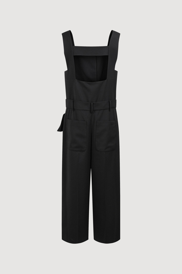 [Atelier] 리본 포인트 점프수트 (블랙)는 가을, 겨울 시즌을 위한 여성 점프수트로, 클래식하면서도 유니크한 스타일을 연출합니다. 부드러운 울 블렌드 소재에 스트레이트 핏으로 편안한 착용감을 선사하며, 스퀘어넥 디자인과 민소매 기장으로 세련된 실루엣을 완성합니다. 앞 중심 버튼 여밈과 허리 리본 매듭, 뒤 포켓 레터링 자수 디테일이 돋보이며, 레이어드하여 다양한 스타일링이 가능합니다. 데이트룩, 모임룩, 겨울 데일리룩 등 다채로운 TPO에 맞춰 클래식, 미니멀, 시크한 무드를 연출해보세요.
