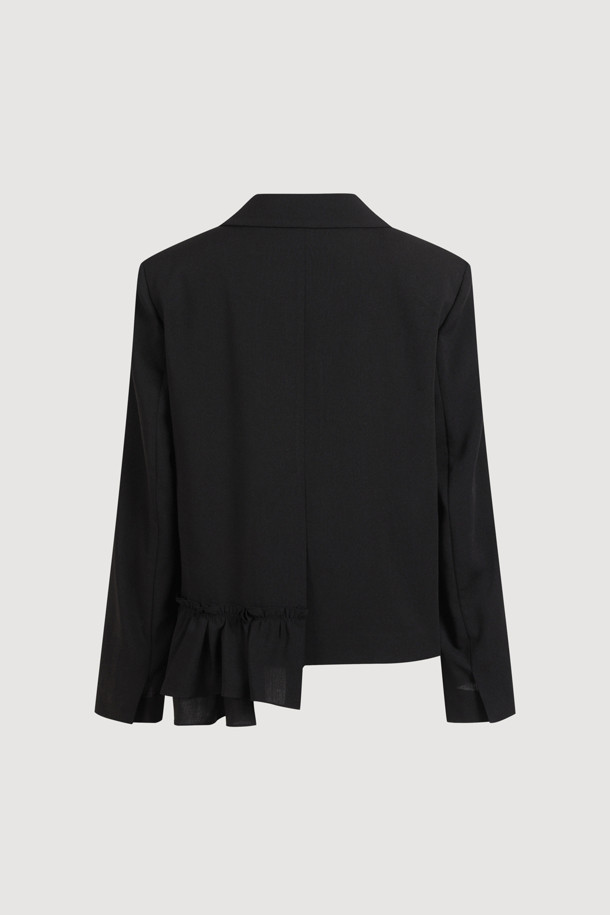 레이온 폴리 프릴 헴 싱글 재킷 (블랙)은 간절기에 적합한 여성용 자켓입니다. 부드러운 레이온과 폴리에스터 혼방 소재로 제작되어 편안한 착용감을 선사하며, 얇은 두께감으로 가볍게 걸치기 좋습니다. 크롭 기장에 프릴 밑단 디테일이 더해져 유니크하고 스타일리시한 분위기를 연출하며, 싱글 버튼 여밈으로 간편하게 착용 가능합니다. 시크, 미니멀, 클래식한 스타일을 즐기는 분들에게 데이트룩, 카페룩, 모임룩 등 다양한 TPO에 활용하기 좋은 아이템입니다.
